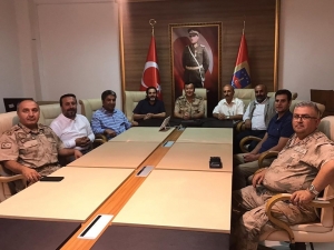 Gazetecilerden Tayını Çıkan Paşaya Ziyaret