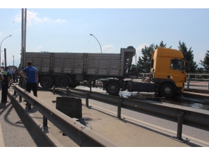 Otomobille Çarpışan Kamyon Yolun Karşı Şeridine Geçti, D-100 Trafiğe Kapandı