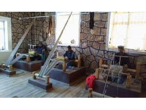 Siirt’te Yöre Halkı Hem Meslek Öğreniyor Hem De Para Kazanıyor