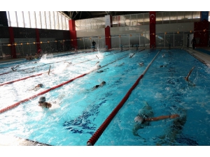 Diyabetli Çocuklar Yüzerek Şekeri Yenmeye Çalışıyor