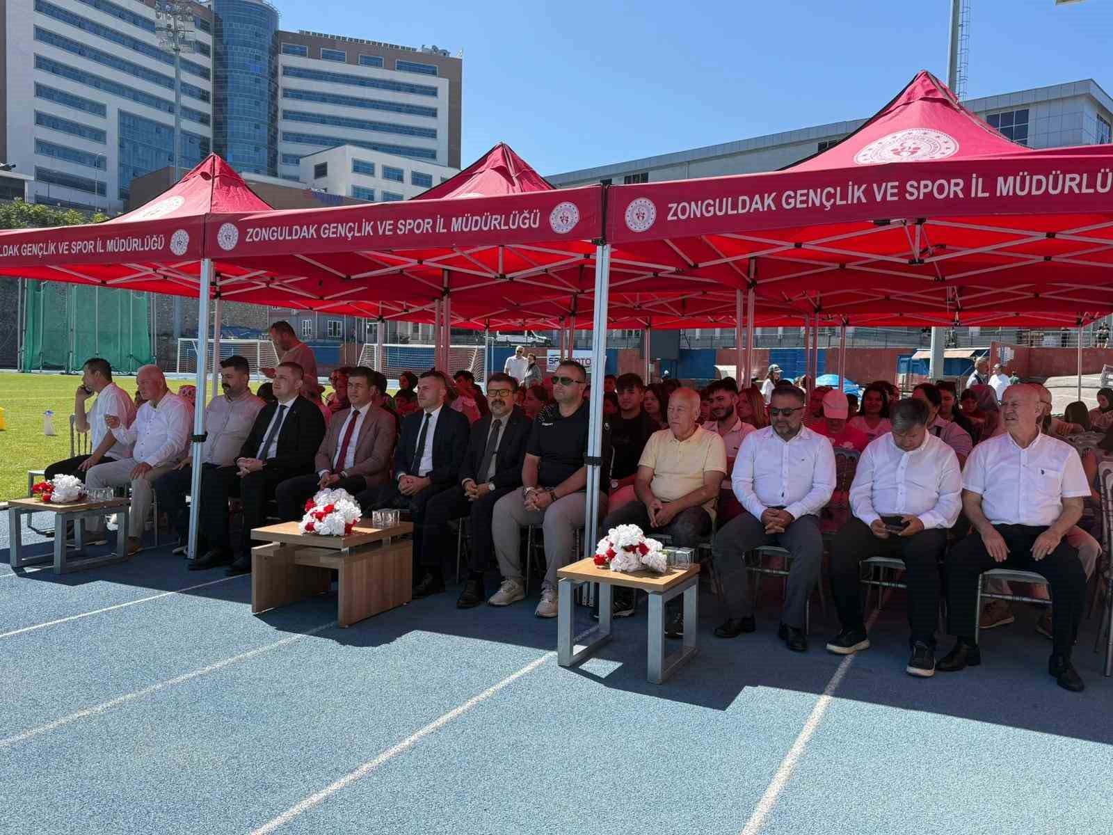 zonguldak-ta-gsb-genclik-yaz-kulubu-kapanis-senligi-duzenlendi