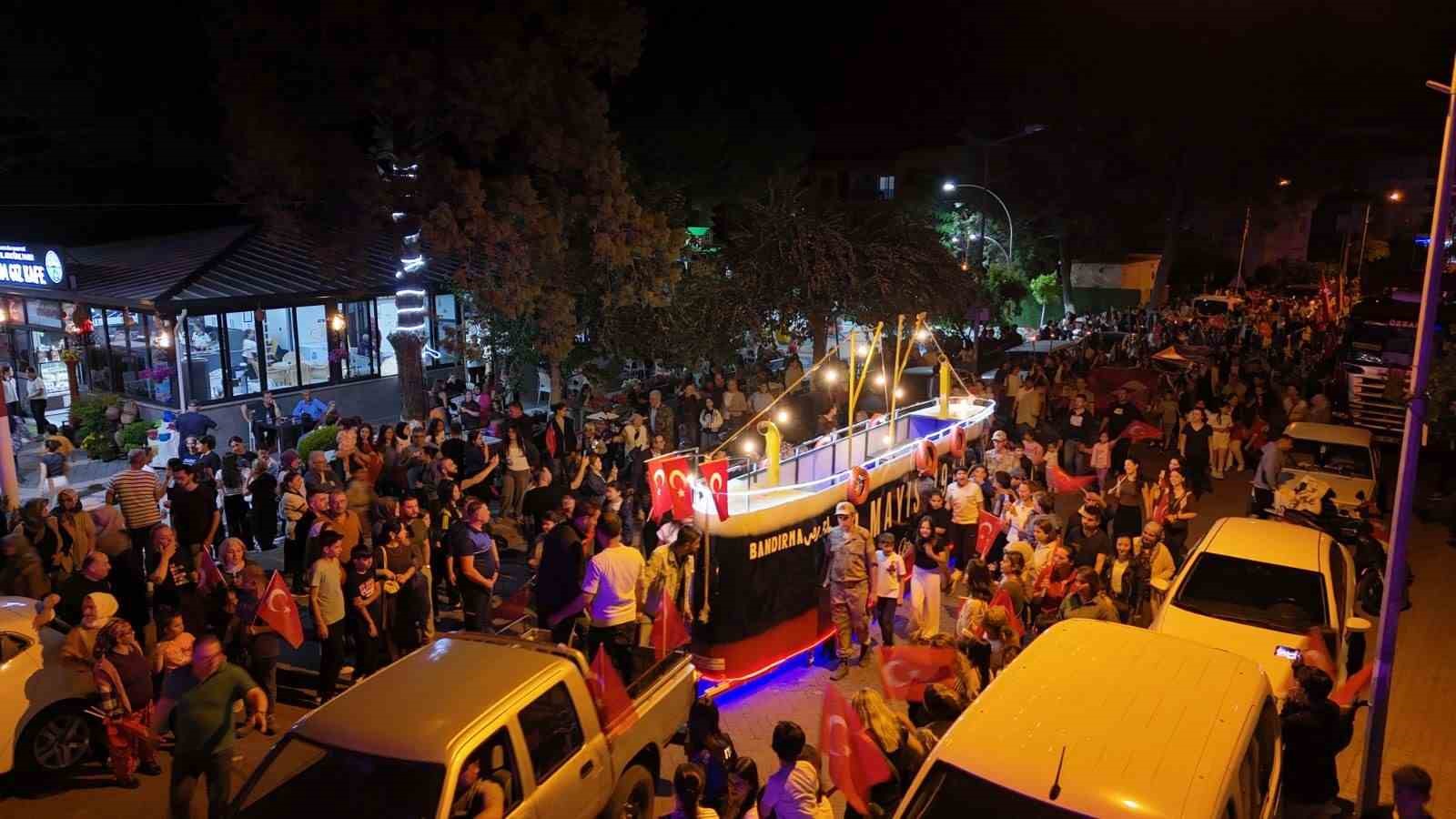 bozdogan-sokaklarinda-bandirma-vapuru-coskusu