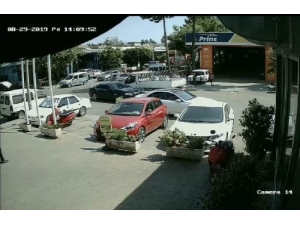 Polisten Kaçan Şüpheli, Uyuşturucu Dolu Poşetle Araçtan Atladı