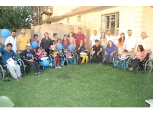 El Emeği Ürünleri Satarak 72 Engelli Vatandaşa Sandalye Hediye Etti