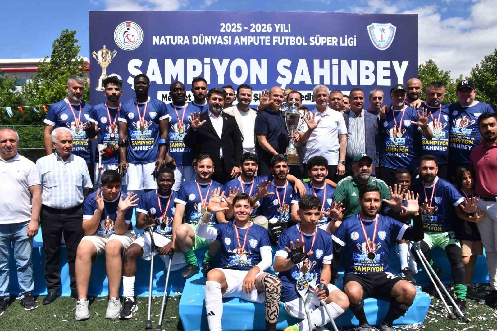 sahinbey-ampute-futbol-takimi-sampiyonluk-kupasini-kaldirdi