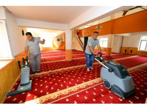 Manavgat Belediyesi’nden Camilerde Temizlik