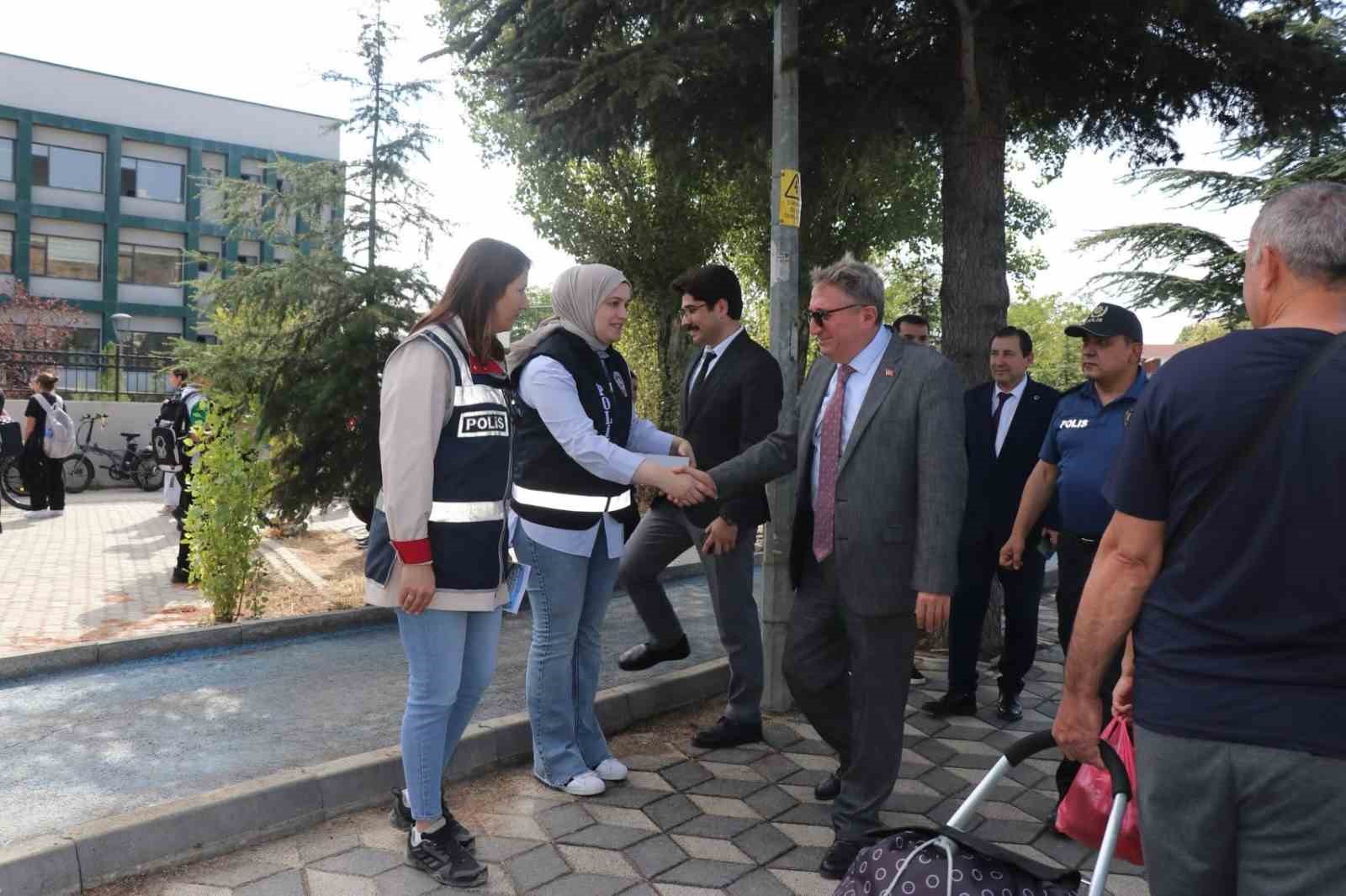 bilecik-te-okul-onlerinde-yaya-ve-suruculere-trafik-bilgilendirmesi