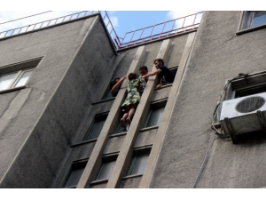 8. Katın Penceresine Çıkan Kadın Yürekleri Ağza Getirdi