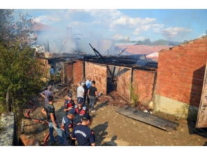 Taşköprü’de Yangın: 2 Ev Kül Oldu