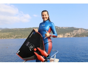 Milli Sporcu Erken, Kaş’ta Sivas Kongresi İçin Daldı