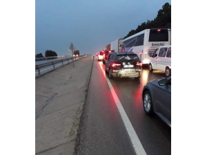 Afyonkarahisar’da Devrilen Tır Trafiği Kilitledi