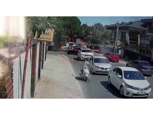 Motosikletli Çifte Aniden Dönüş Yapan Otomobil Çarptı