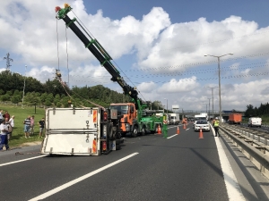 Esenyurt Tem Otoyolunda Kamyonet Yan Yattı