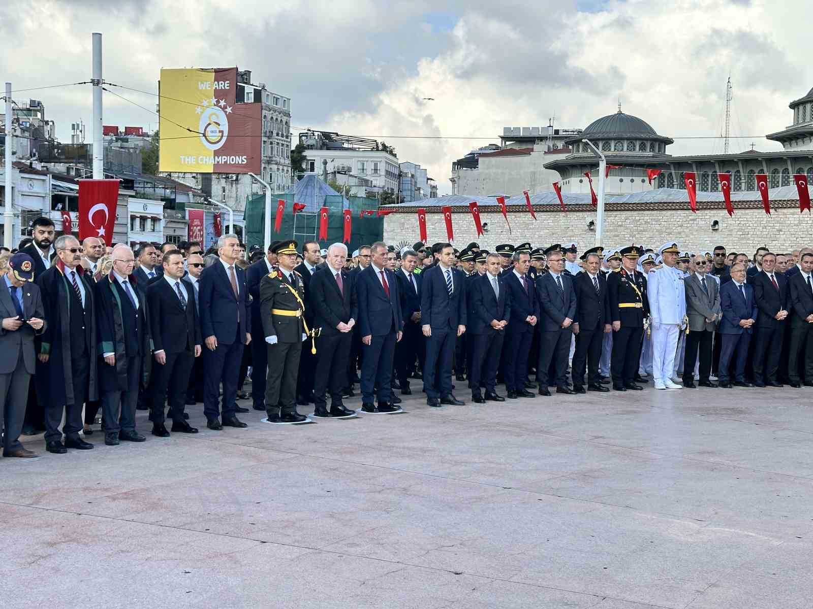 taksim-meydani-nda-30-agustos-zafer-bayrami-toreni