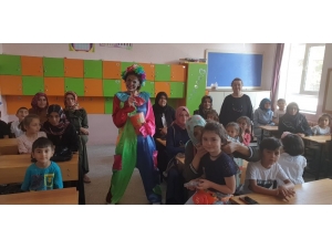 Minik Öğrencileri Palyaço Kılığındaki Öğretmen Karşıladı