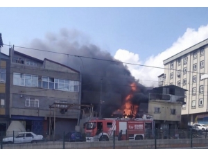 Sultangazi’de Bir Oto Tamircisinde Yangın Çıktı. Tamirhanedeki 3 Aracın Alev Aldığı Yangın Yan Taraftaki Bir Başka Tamirciye Sıçradı. Olay Yerine Sevk Edilen İtfaiye Ekiplerinin Yangına Müdahalesi Sürüyor.