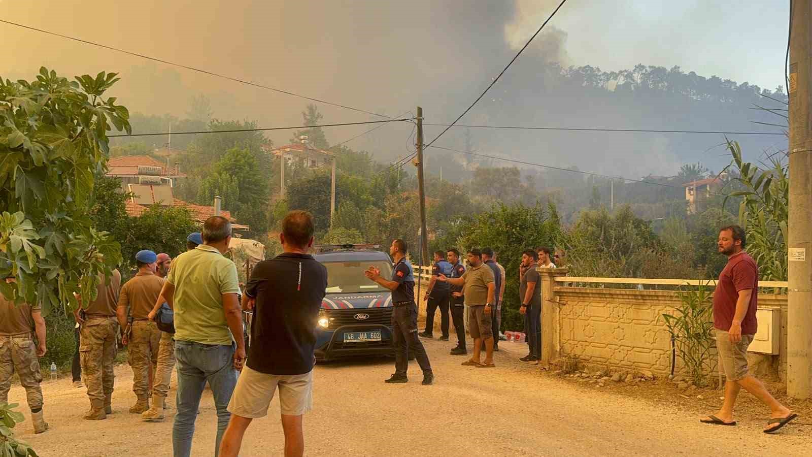 fethiye-deki-yangin-4-saattir-suruyor-bir-mahalle-tedbir-amacli-tahliye-ediliyor