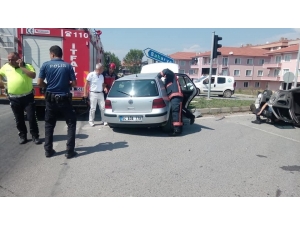 Işık İhlali Kazayı Beraberinde Getirdi: 5 Yaralı