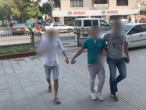 Kuşadası’nda Aranan Biri Cezaevi Firarisi 3 Zanlı Polis Tarafından Yakalandı