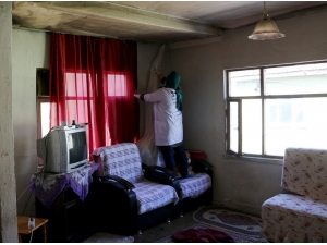 Annelerinin Bırakıp Gittiği, Babalarının İlgilenmediği 3 Çocuğun Kaldığı Ev Ekiplerce Temizlendi