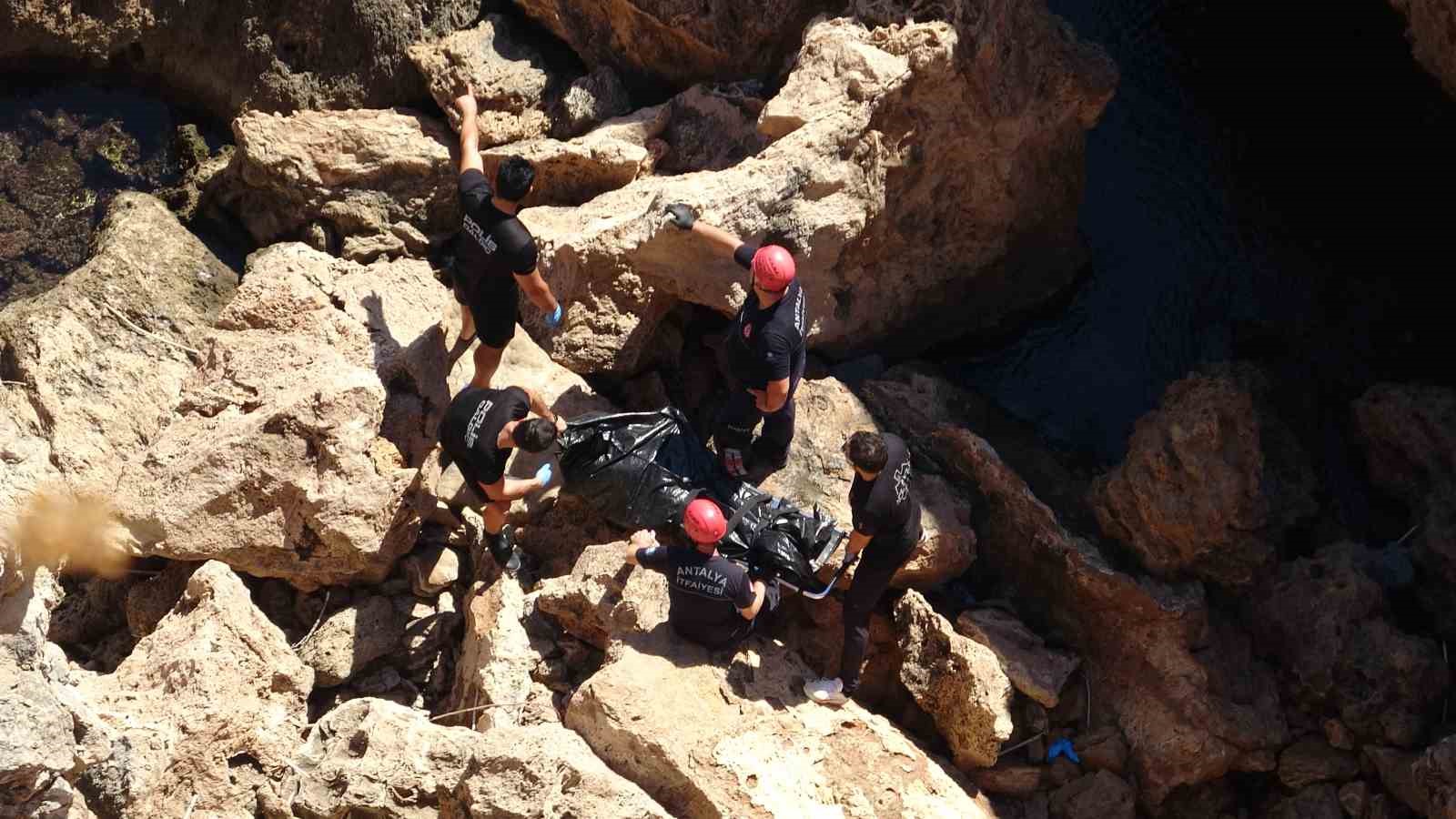 antalya-da-kayip-olarak-aranan-kadinin-cansiz-bedeni-35-metrelik-falezlerin-dibinde-bulundu