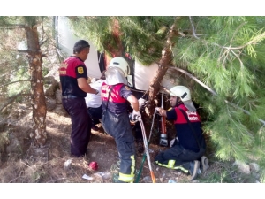 Araçta Sıkışan Sürücüyü İtfaiye Kurtardı