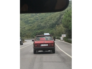 Otomobilin Arka Camıyla Koltuğu Arasında Uyuyan Çocuğun Tehlikeli Yolculuğu Kamerada