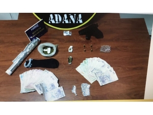 Torbacı Polisi Görünce, Uyuşturucuyu Karısının Sütyenine Sakladı