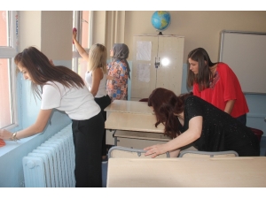 Fedakar Müdür Ve Öğretmenler Okulu Sabunlu Suyla Yıkadı