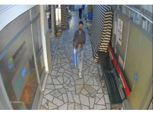 Camiye Giren Şahıs Abdest Alıp, Namaz Kıldı Çıkışta Laptop Çaldı