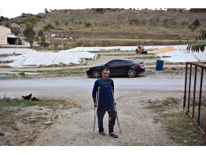 Bahçede Çay İçerken Bacağından Vuruldu, Çayını Bırakmadı