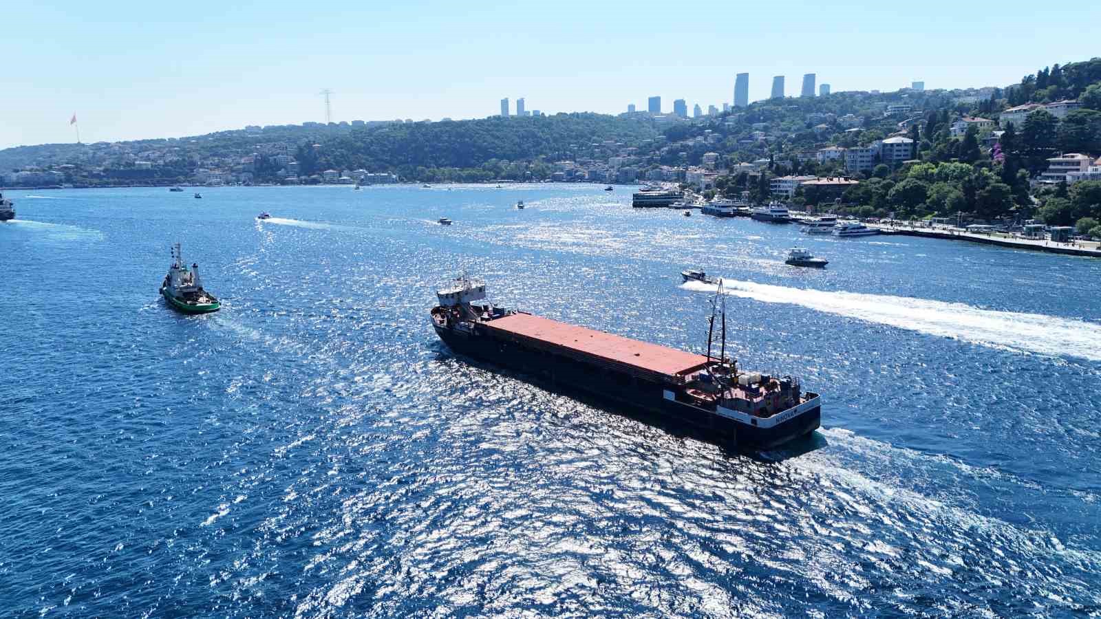 karasu-da-karaya-oturan-dev-gemi-istanbul-bogazi-ndan-gecti