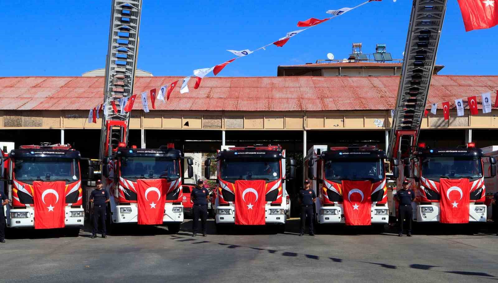 antalya-itfaiyesi-arac-filosunu-guclendirdi-24-yeni-itfaiye-araci-sahada