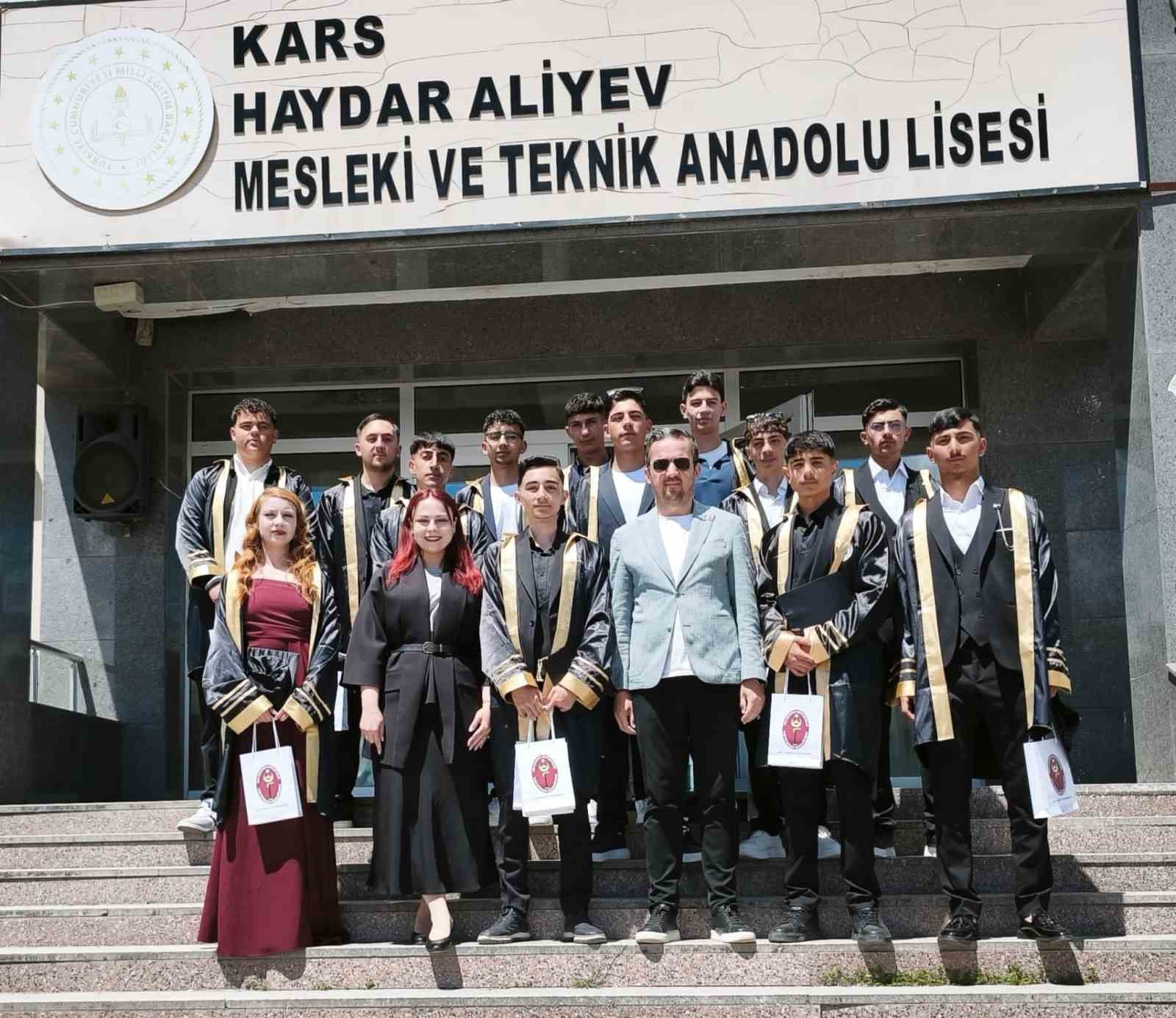 kars-ta-veteriner-saglik-teknisyenleri-mezuniyet-sevinci-yasadi