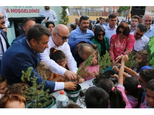 Kocaeli’de Eğitime Başlayacak 4 Bin Öğrenciye Fidan Dağıtıldı