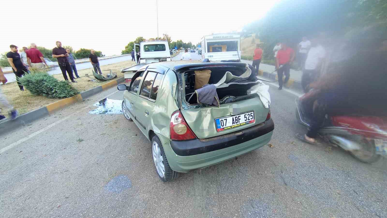 kamyonete-carpan-otomobil-karsi-seride-gecti-2-yarali