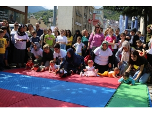 Artvin’de Bebekler Arası Emekleme Yarışması Yapıldı