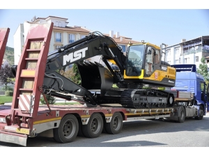 Söğüt’e Ekskavatör Kepçe Hibe Edildi