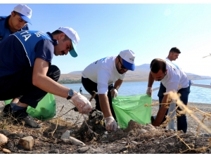 Van’da Zabıtalar Çöp Topladı