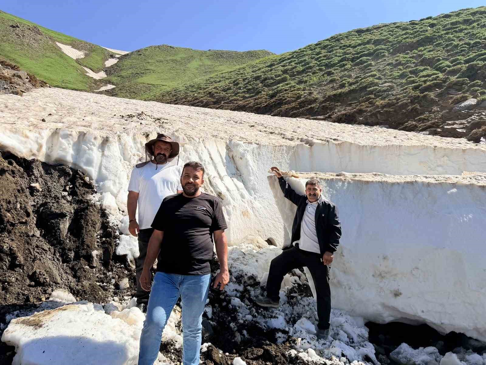berivanlar-icin-karla-mucadele-3-bin-300-rakimli-mezra-yolunda-zorlu-mesai
