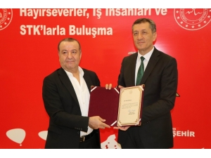 Bakan Selçuk Okul Yaptıran Hayırseverlerle Bir Araya Geldi