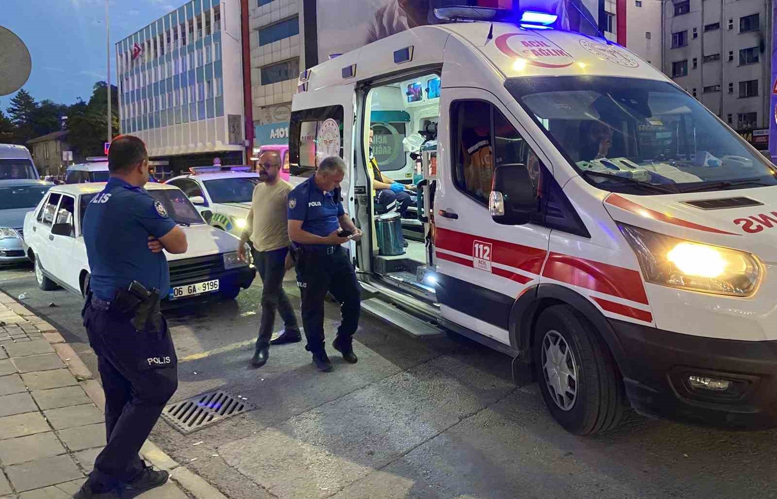 kayseri-de-bicakla-yaralanan-genc-esnafa-sigindi-1-yarali