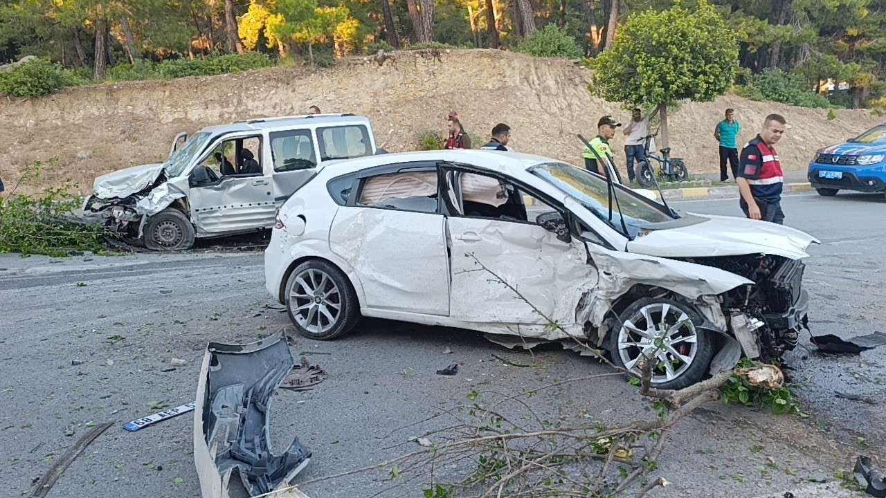 karsi-seride-gecen-otomobil-ortaligi-savas-alanina-cevirdi-4-yarali