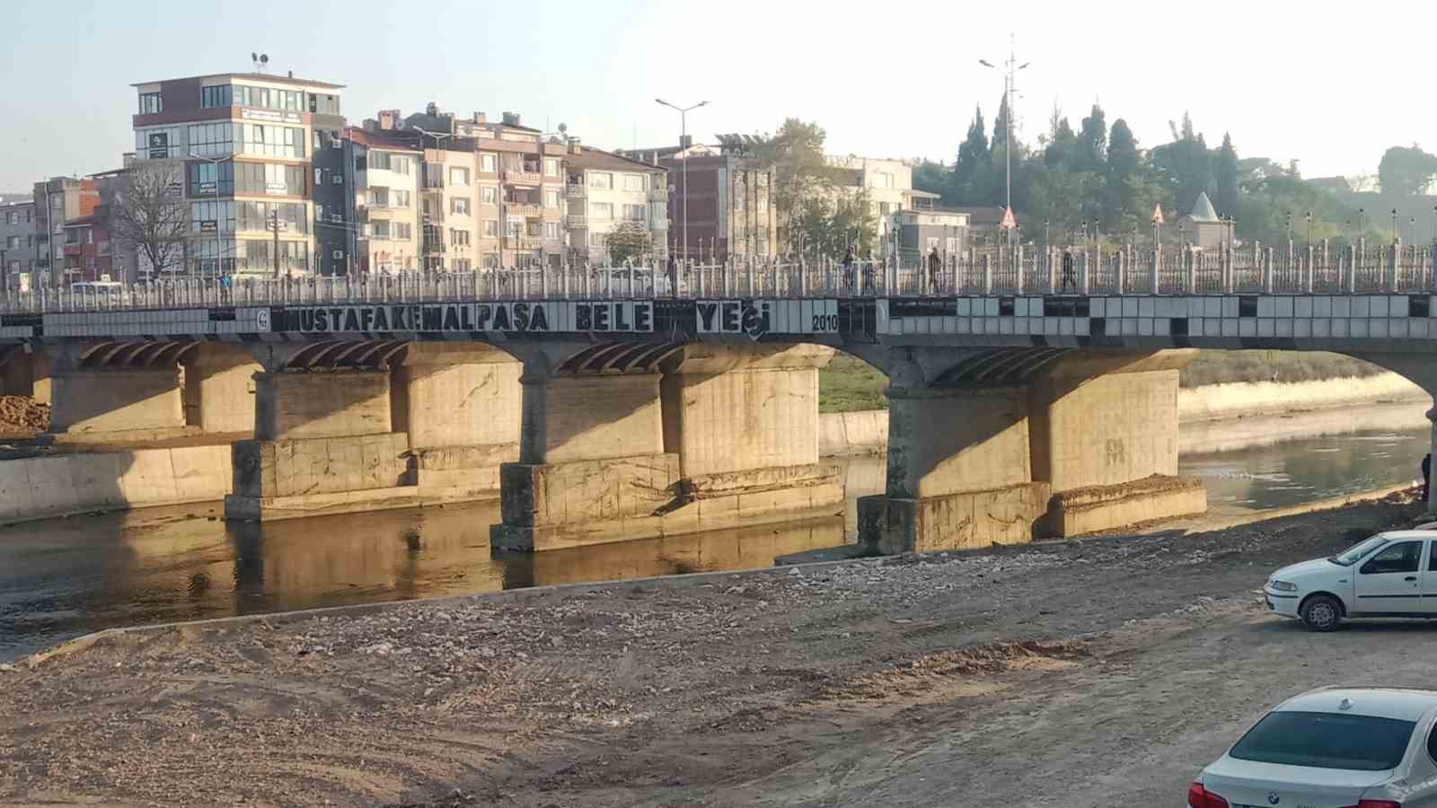 koprudeki-dokulmus-yazi-mustafakemalpasa-da-bakimsizligin-sembolu-oldu