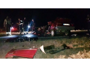 Kamyonun Altına Giren Otomobil Hurdaya Döndü: 1 Ölü, 1 Yaralı