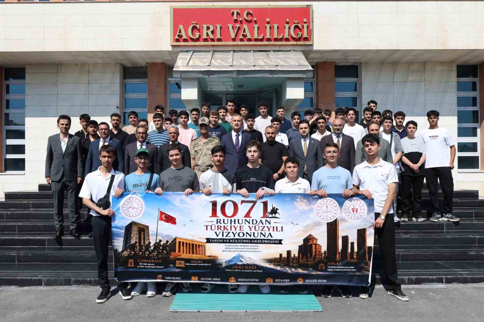 agri-dan-tarih-ve-degerler-yolculuguna-ilk-ogrenci-kafilesi-ugurlandi