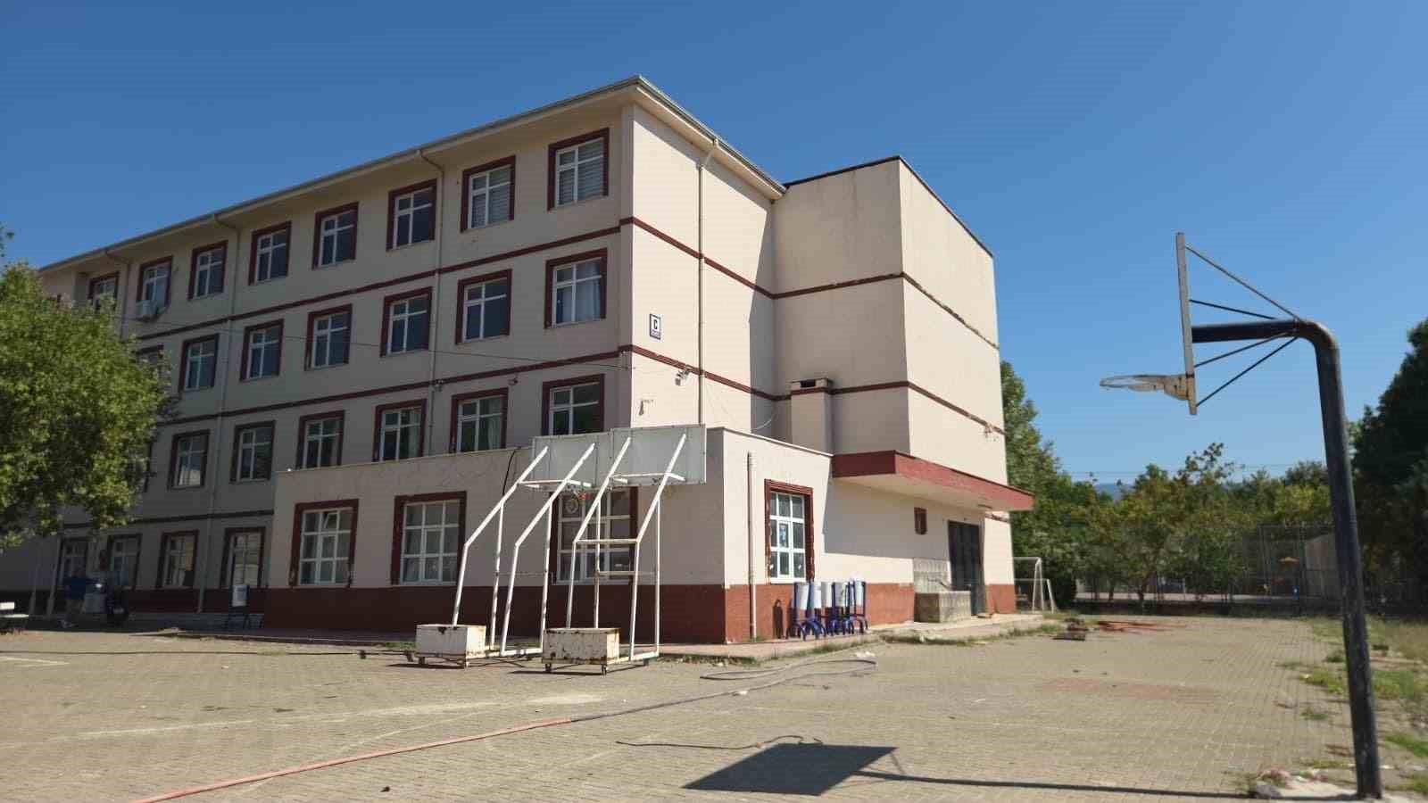orhangazi-deki-meslek-lisesinin-yikimina-baslandi