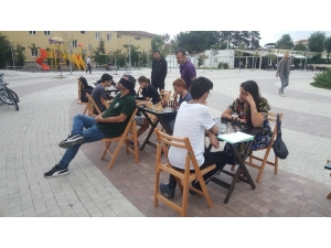 Gözleri Kapalı, Sırtı Dönük Şekilde 3 Kişiye Karşı Satranç Oynadı