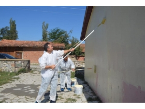 Millli Eğitim Müdürü Öğretmenlerle Köy Okulunu Boyadı