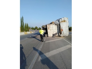 Saman Yüklü Kamyon Devrildi